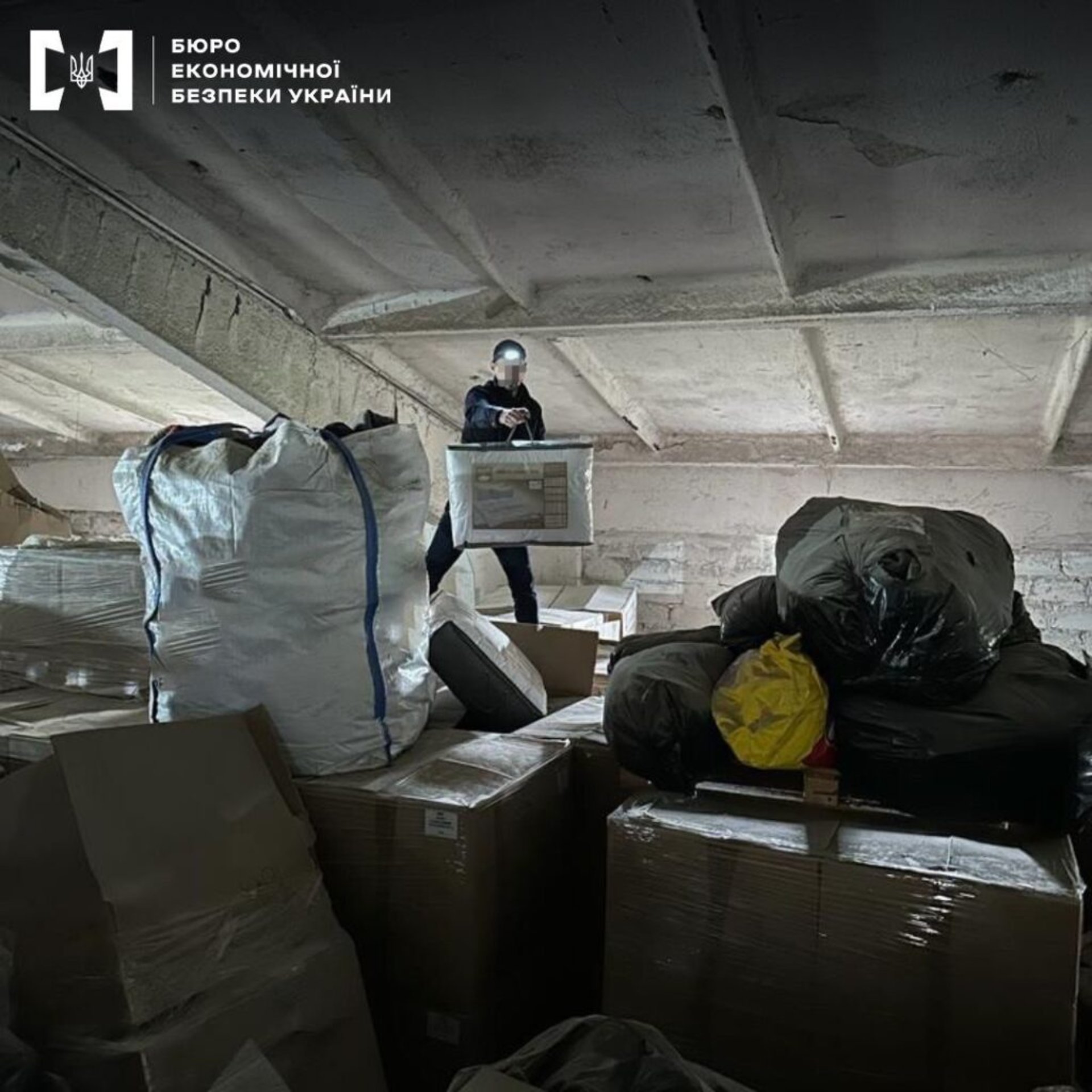 На Львівщині виявили склад гуманітарних товарів невідомого походження