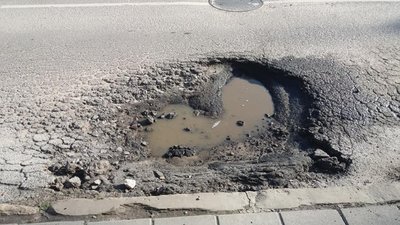 У Львові на Замарстинівській просять залатати ями