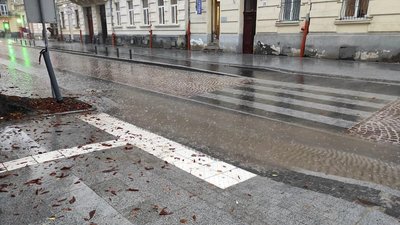 У Львові затоплює вулицю Пекарську (ФОТО)