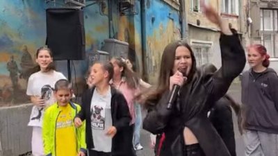 Співачка SOWA в центрі Львова влаштувала свято для діток-переселенців