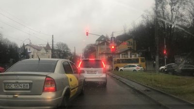 Як львів‘яни вранці долають корки, щоб дістатися на роботу (ФОТОФАКТ)