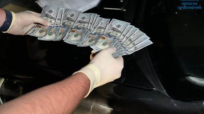 У Львові за 1500 доларів чоловік хотів уникнути відповідальності за керування автомобілем під наркотою