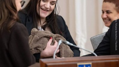 Бережна прийшла на засідання КМУ з новонародженою донькою