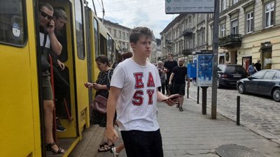 У центрі Львова вкрадуть 230 тисяч гривень на трамвайній зупинці