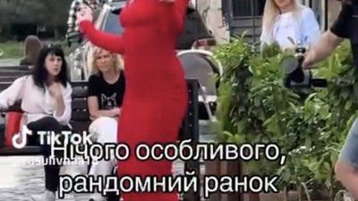 У центрі Львова танцювала жінка