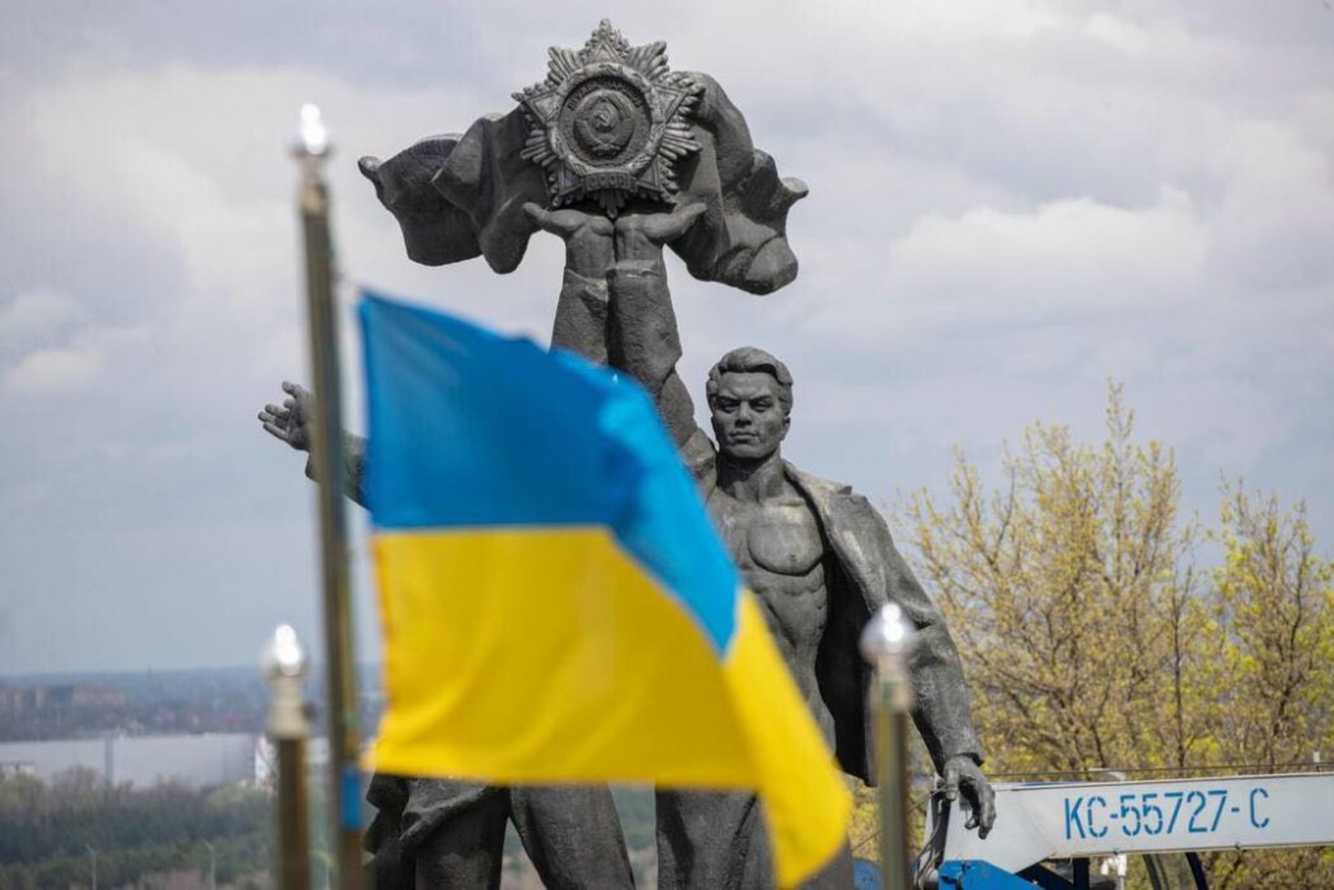 У центрі Києві почали зносити радянський монумент "дружби народів"