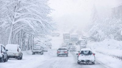 На Львівщині з траси злетів автобус