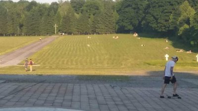 У Львові городяни облаштували «пляж» біля Личаківського кладовища