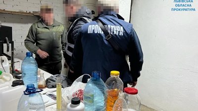 На Львівщині викрили підпільний завод із виробництва палива