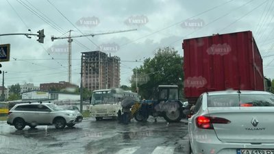 У Львові трактор не розминувся із маршруткою (ФОТО)