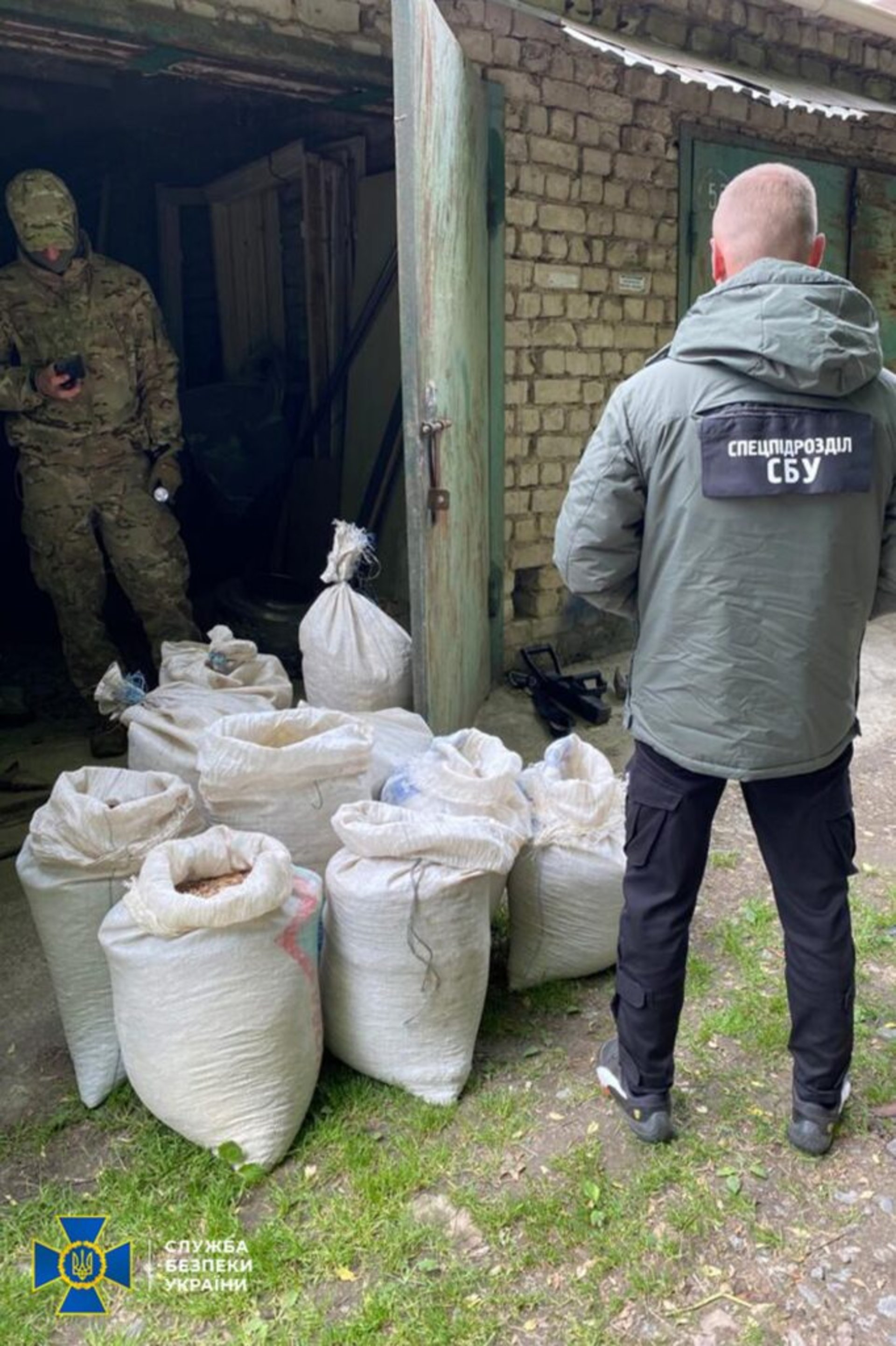 На Рівненщині СБУ попередила контрабанду бурштину на майже 5 млн грн