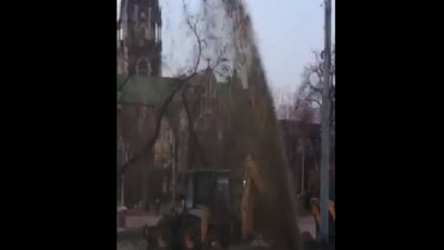 У Львові з-під бруківки забив фонтан води (ВІДЕО)