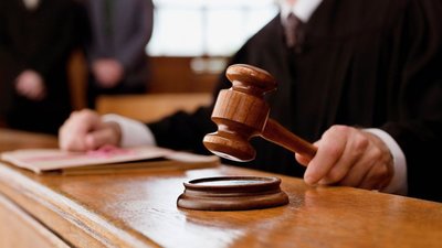 Суд взяв під варту неповнолітню ромку, яка пограбувала американця у Львові