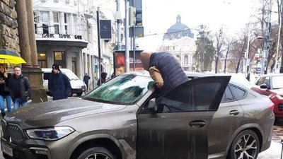 У Львові на припарковані BMW впала брила льоду