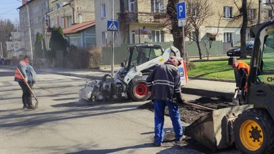 На Львівщині латають ями