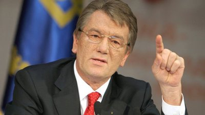 Ющенко у центрі Львова пив квас (ВІДЕО)