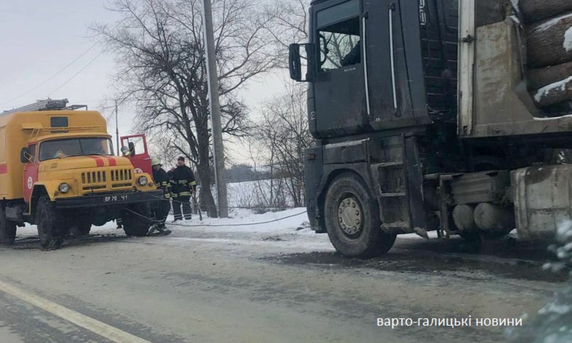 На трасі "Львів - Трускавець" на слизькій дорозі застряг лісовоз
