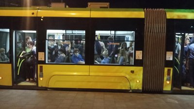 Карантин по-львівськи: вечірні трамваї переповнені пасажирами (ФОТО)