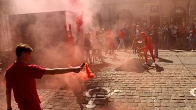 Під вікнами Садового зійшов дим: перформанс "Чорний куб" на площі Ринок