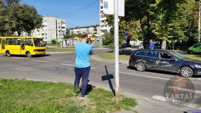 У Львові маршрутка не розминулась із автомобілем (ФОТО)