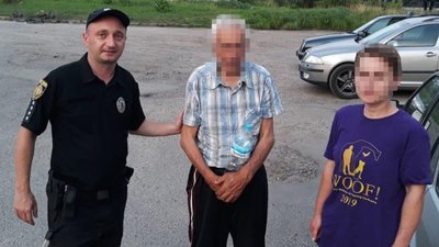 На Львівщині допомогли дідусю, який заблукав і не пам’ятав, де проживає
