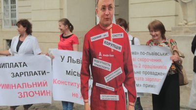 Стоматологи другу добу поспіль пікетують львівську ратушу (ФОТО, ВІДЕО)