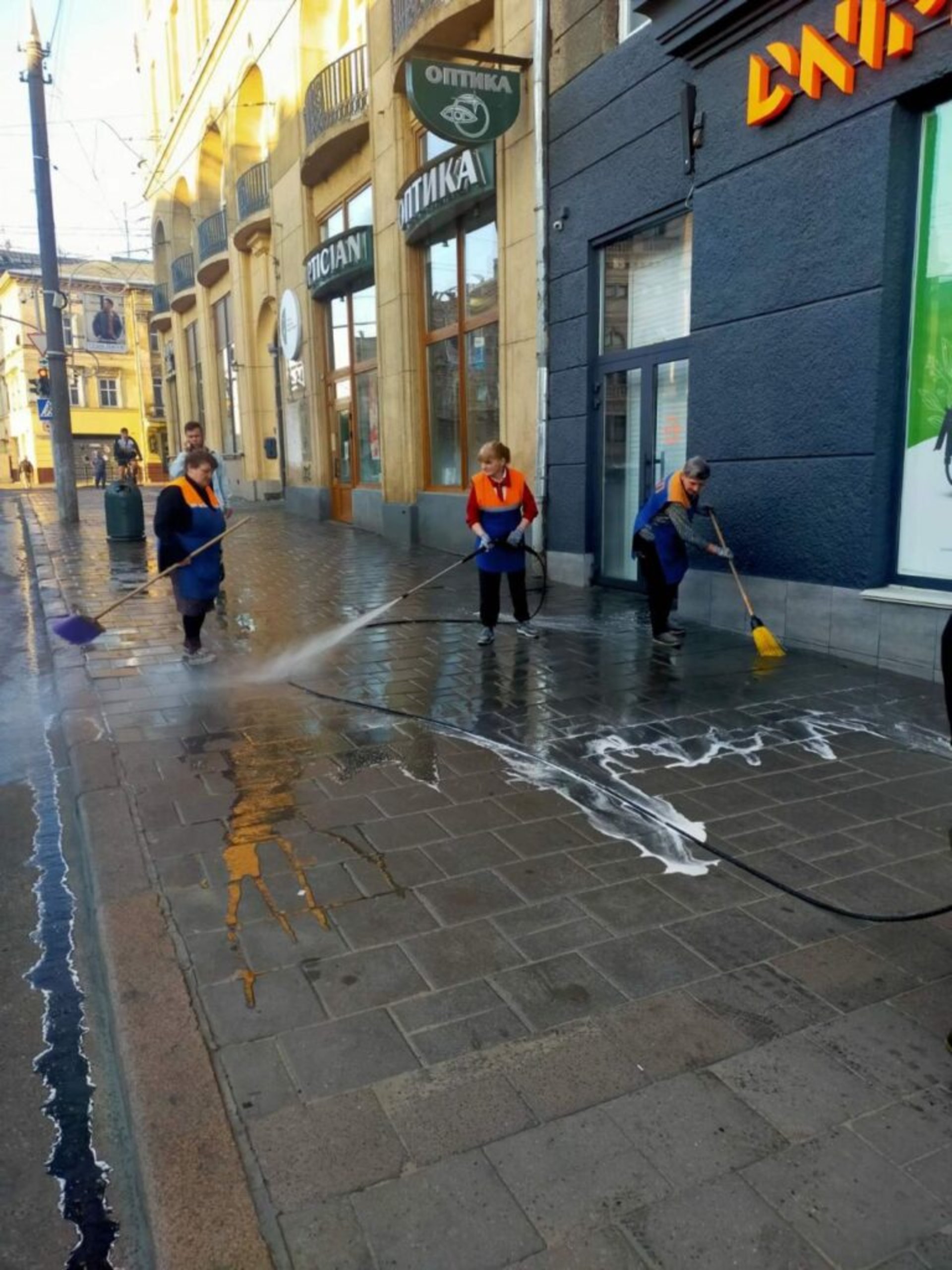 У Львові комунальники миють місто, фото ЛМР