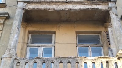 У Львові обвалилась частина балкону (ФОТО)