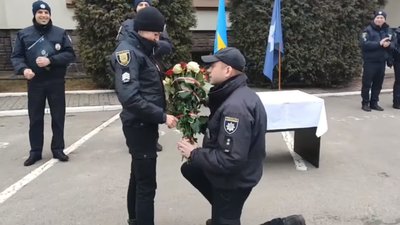 У Львові  молодій патрульній освідчився  заступник командира роти (ВІДЕО)