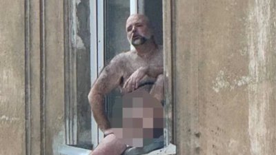 У Львові на балконі оголився чоловік