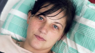 Прикривала сина собою: у Львові врятували жінку, в хребет якої влучив уламок ракети