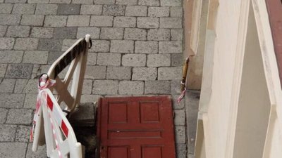 У Львові комунальники Садового прикривають провалля дверима (ФОТО)