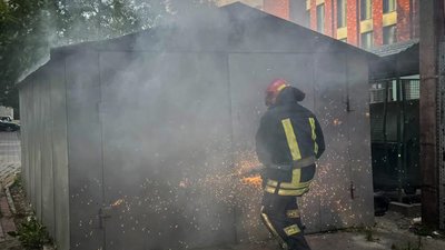 У Львові вогнеборці ліквідували пожежу в гаражі