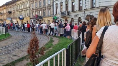 У центрі Львова виникла черга на трамвай (ФОТО)