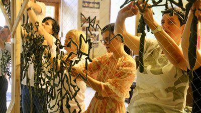 У фоє Львівської обласної ради усі охочі зможуть плести сітки для потреб ЗСУ