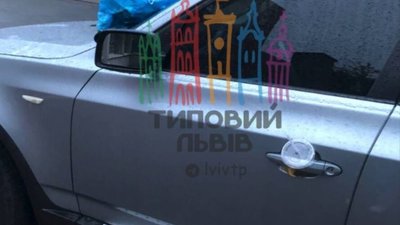 У Львові на автомобіль поклали сміття