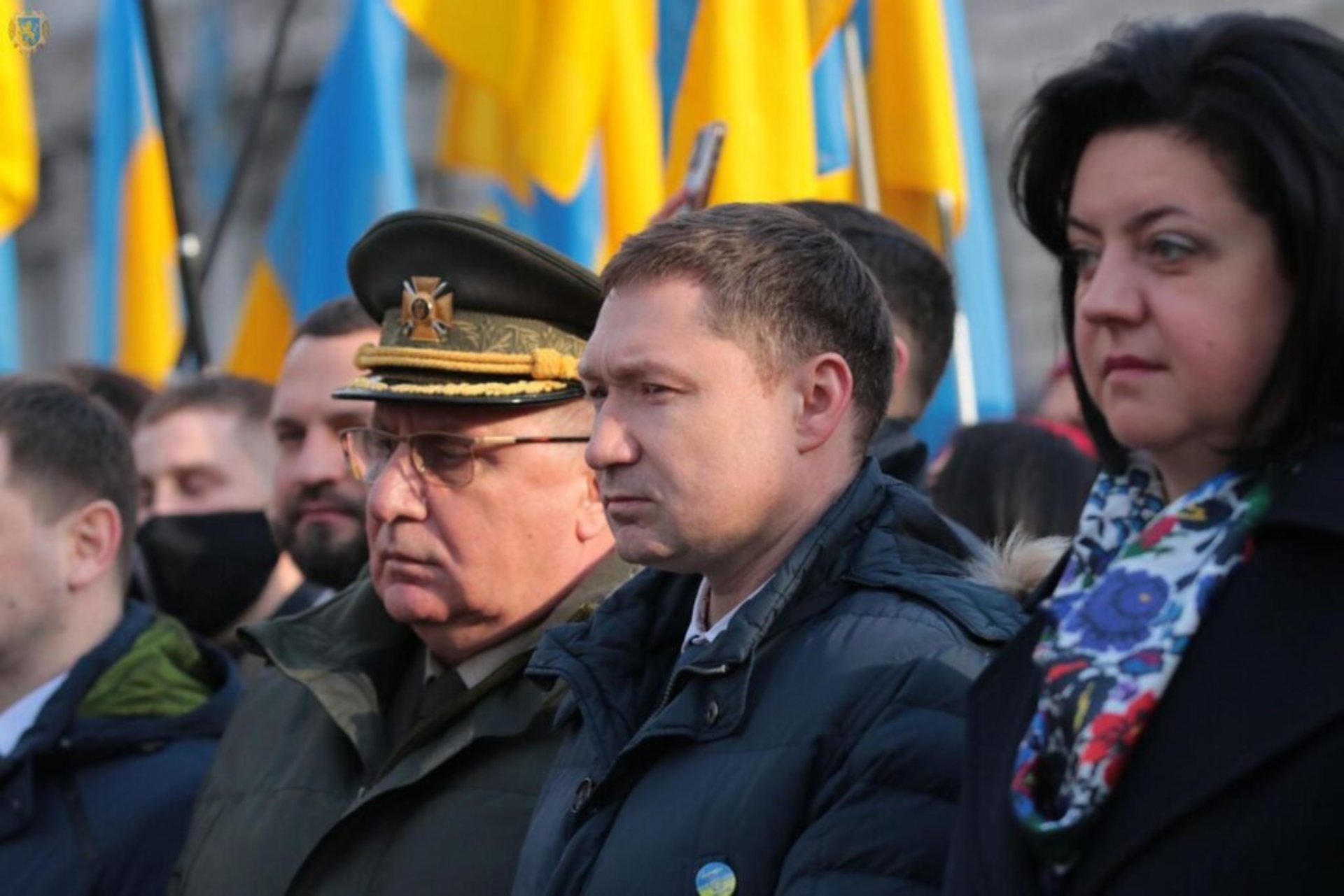 біля Львівської ОДА підняли синьо-жовтий стяг, фото ЛОДА