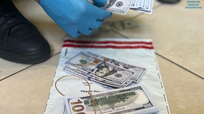 На Львівщині виїзд за кордон коштує 25 500 доларів США