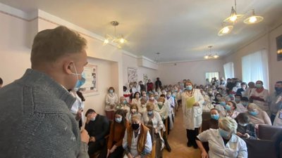 Колектив проти розміщення денного стаціонару в приміщенні поліклініки на Топольній (ВІДЕО)