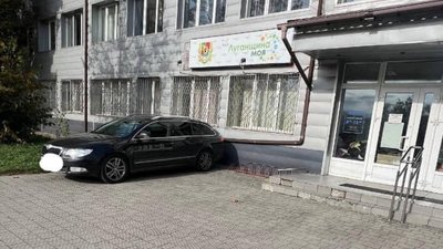 У Львові на одній із вулиць просять встановити улюблені стовпчики Садового
