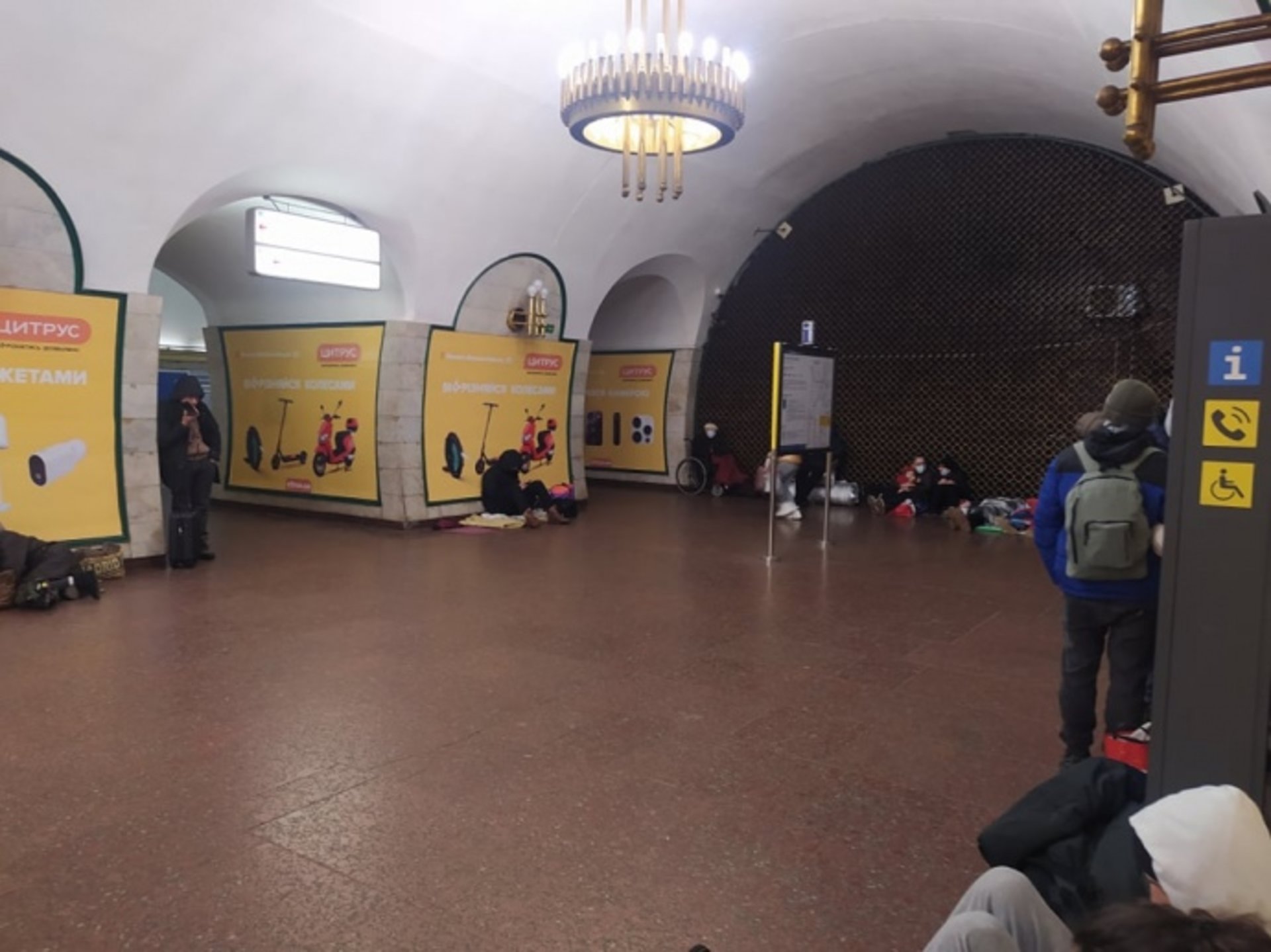 Київське метро курсує, на станціях укрились багато людей