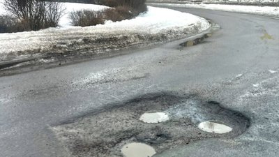 У Львові на вулиці утворилось аварійні вибоїни