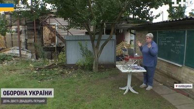 Вчительці із Бородянки рашисти спалили дім, але вона попросила у волонтерів лише шкільну дошку