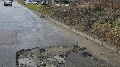 У Львові одна з доріг перетворилась на суцільні ями (ФОТО)