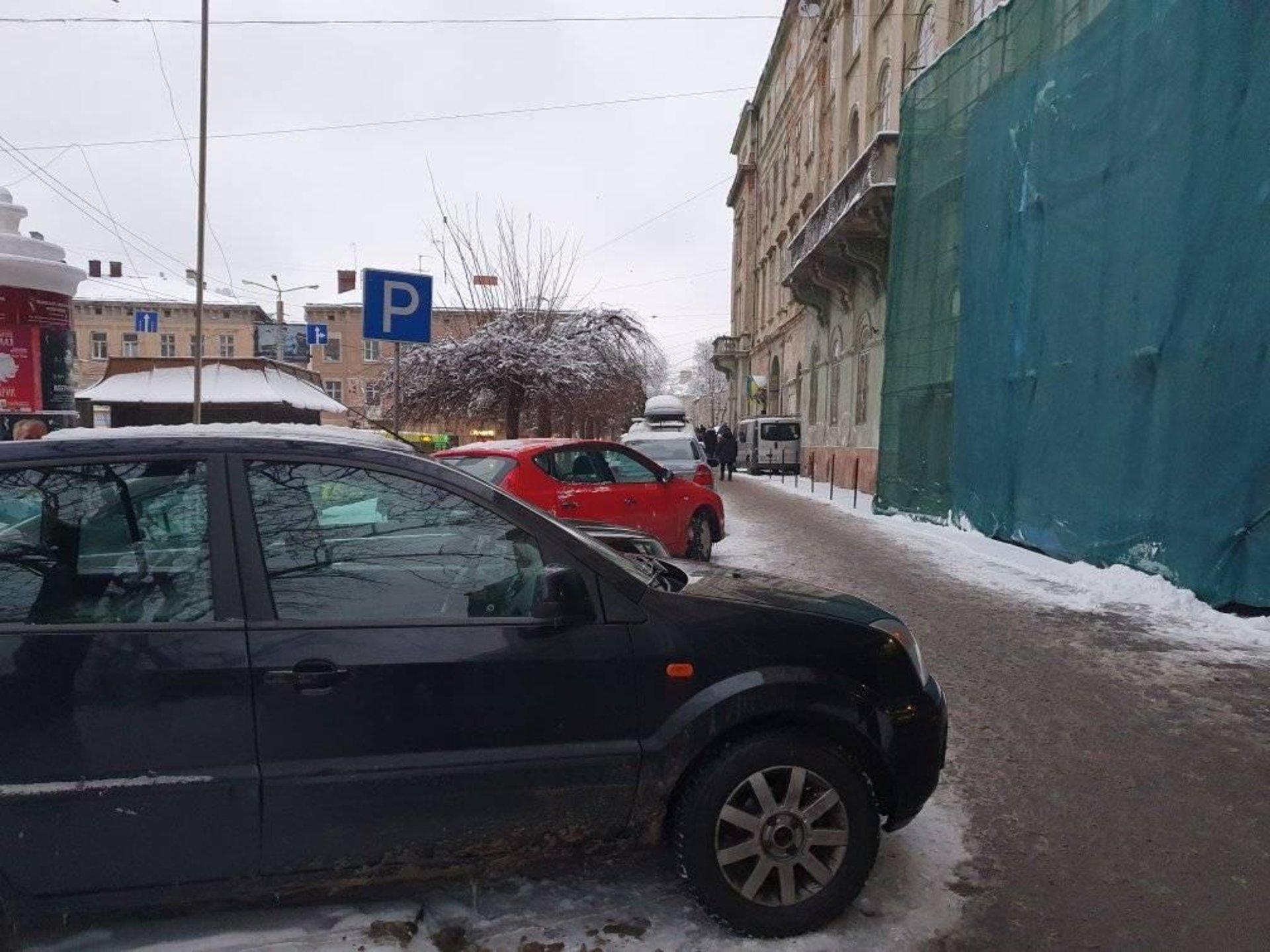 У центрі Львова біля театру облаштували паркінг, фото ГЛМЛ