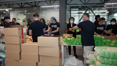 Фонд Порошенка зібрав 25 тисяч продуктових наборів для людей із вразливих груп (ФОТО)