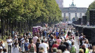 У Берліні десятки тисяч осіб протестують проти карантину (ФОТО)