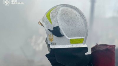 У Дрогобичі горіла автівка: вогнеборці ліквідували пожежу