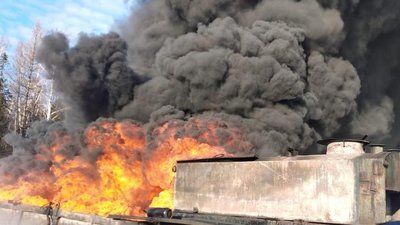 У Дрогобицькому районі триває ліквідація масштабної пожежі біля нафтовидобувної вишки