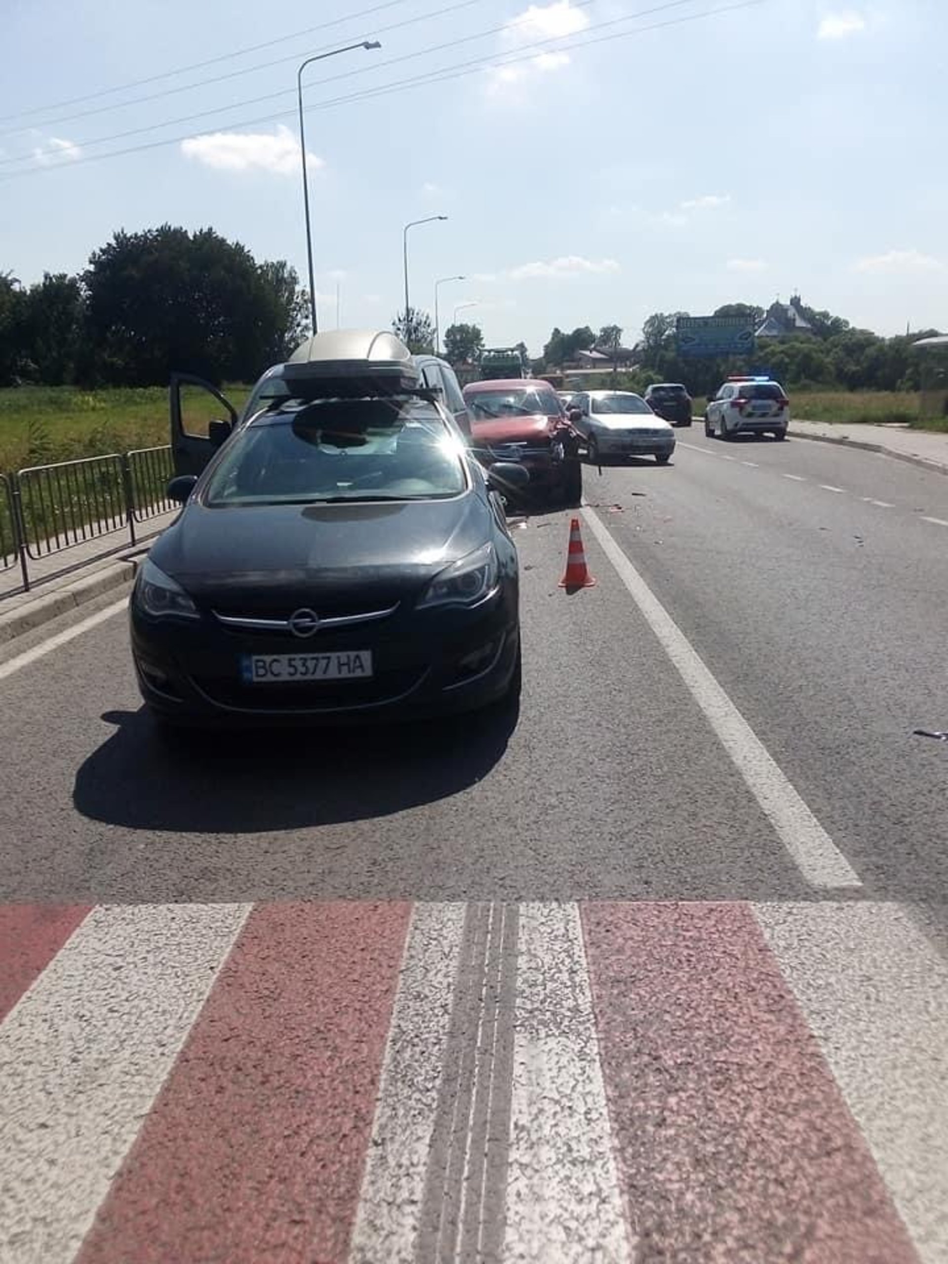 Біля Львова сталась аварія за участі кількох автомобілів, фото Варта-1